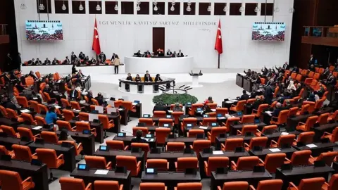 Ahmet Eşref Fakıbaba istifa etti, TBMM'deki sandalye dağılımı değişti
