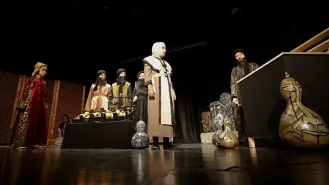 Aile ortamında başlayan canlandırmalar çocukları tiyatro sahnesine taşıdı