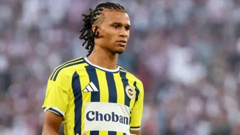 Ake'den Fenerbahçe'ye kötü haber!
