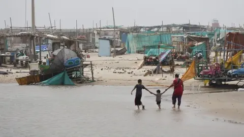 "Arnab" siklonik fırtınası, Bengal Körfezi bölgesindeki ülkelerde hayatı olumsuz etkiliyor