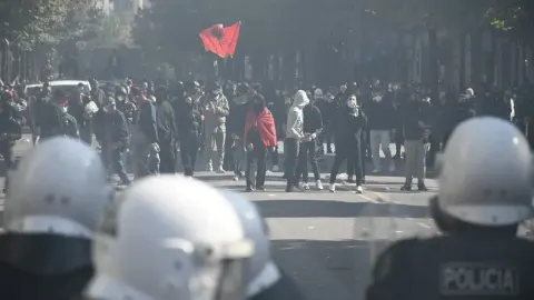 Arnavutluk'ta devam eden gösterilerde polis ve eylemciler karşı karşıya geldi