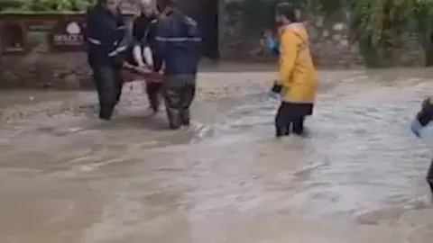 Bodrum'da sağanak: Mahsur kalan hamile kadın böyle kurtarıldı