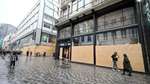 Brüksel'de esnaf yağma endişesiyle mağazaların vitrinlerini ahşap panellerle kapatıyor