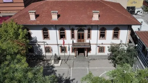 Bursa'nın "eğitim çınarı": Kümbetli Mektep
