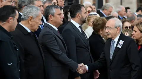 Cenaze töreninde dikkat çeken anlar. Kemal Kılıçdaroğlu ile Özgür Özel tokalaştı