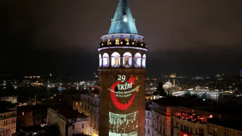 Cumhuriyet'in 103 yıllık ışığı Galata Kulesi'ni aydınlattı