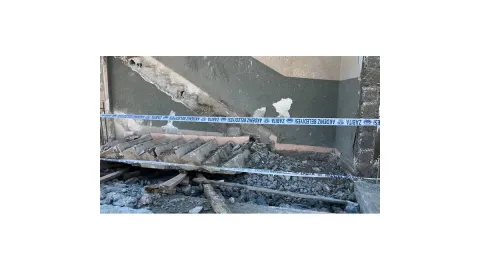 Depremde eşi ve 2 kızını kaybeden işçi,çöken merdivenin altında kalıp öldü
