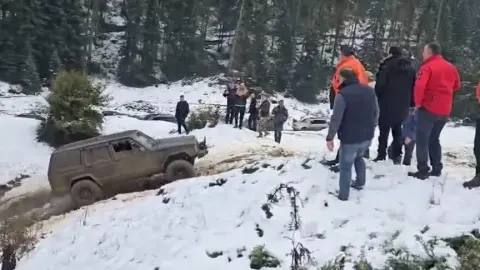 Düzce'de offroad tutkunlarının sonbahar turu kar safarisine dönüştü