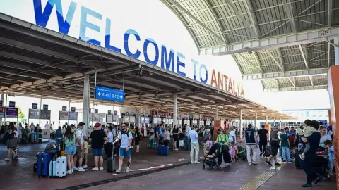 Ege ve Akdeniz'deki havalimanları yaz turizm sezonunda 41,6 milyon yolcu ağırladı