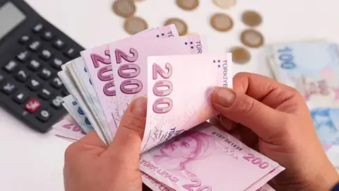 EMEKLİ SON DAKİKA | Emekli zammı ne kadar olacak? Seyyanen zam ve refah payı masada...