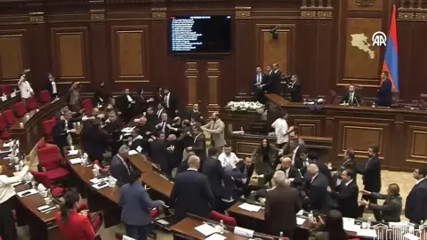 Ermenistan Parlamentosu'nda tekmeler yumruklar havada uçuştu