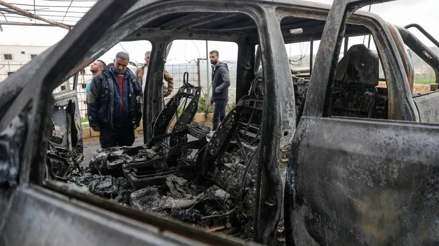 Filistin topraklarını gasbeden İsrailliler, Batı Şeria'da Filistinlilerin 3 aracını ateşe verdi