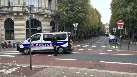 Fransa'da Paris ve bazı kentlerdeki kısmi sokağa çıkma yasağı uzatıldı