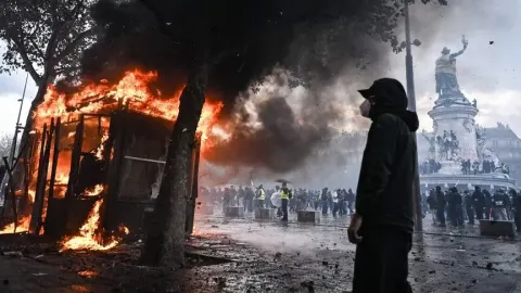 Fransa'da sarı yeleklilerin eylemleri kapsamında 174 kişi tutuklandı