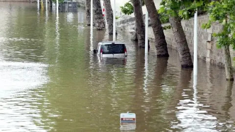 Fransa'nın Korsika Adası'nda etkili olan şiddetli yağışlarda 1 kişi öldü
