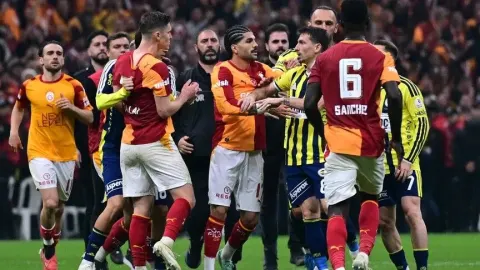 Galatasaray-Fenerbahçe derbisinde yine kartlar havada uçuştu