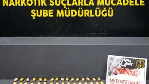 Havalimanında şüpheli yolcunun midesinden 322 gram metamfetamin çıktı