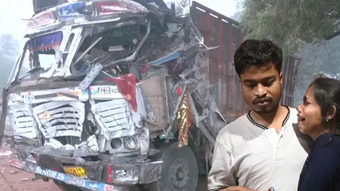 Hindistan'da dini festivaller kana bulandı. Önce izdiham, şimdi de kamyon faciası