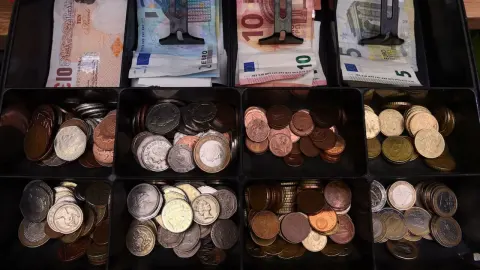 İngiltere'de kamu borcu ilk kez 3 trilyon sterlin sınırını geçti