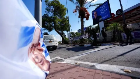 İsrail'deki ankete göre Netanyahu bloğu 51 sandalyeye gerilerken Eisenkot'un bloğu 55'e ulaştı