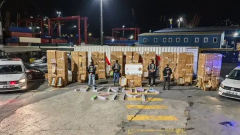 İstanbul'da iki operasyonda 142 binden fazla elektronik sigara ele geçirildi