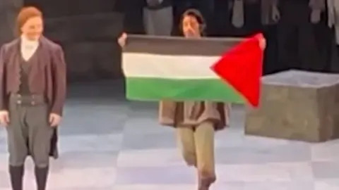 Kanada'da, sahnede Filistin bayrağı açan opera sanatçısının işine son verildi