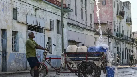 Küba'da milyonlarca kişi susuz kaldı. Halk kuyu kazıyor