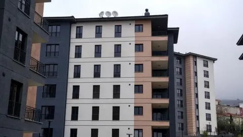 Maltepe'de yıkılan binanın hak sahiplerine yeni konutları teslim ediliyor