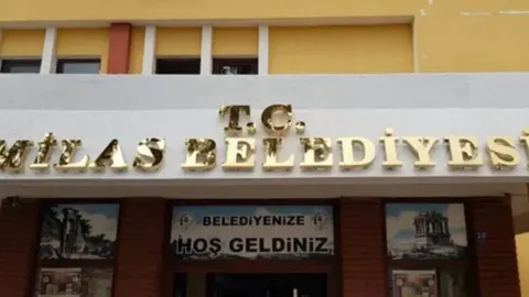 Milas Belediyesi'ne operasyon. Binaya giriş ve çıkışlar durduruldu