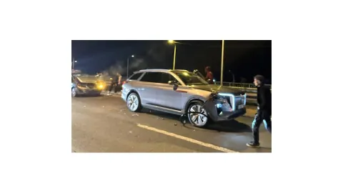 Milyonların sevgilisi kaza yaptı! Arabası bu hale geldi