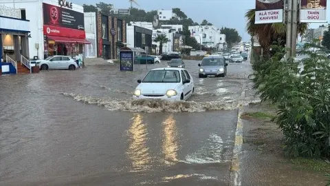 Muğla'da sağanak yaşamı olumsuz etkiliyor
