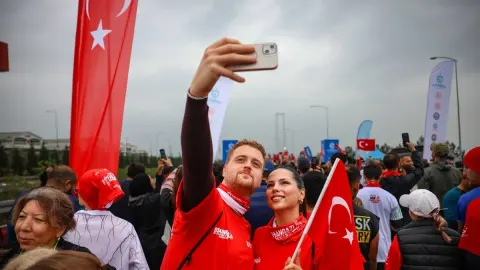 Osmangazi Köprüsü’nde tarihi ilk: Cumhuriyet için koştular