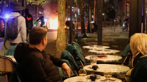 Otel rezervasyonları eriyor. Turistler Fransa'dan kaçıyor