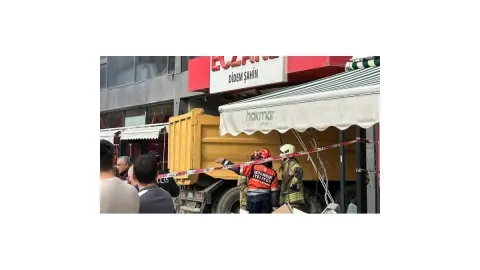 Pendik’te hafriyat kamyonu eczaneye daldı! Bölgeye çok sayıda ekip sevk edildi