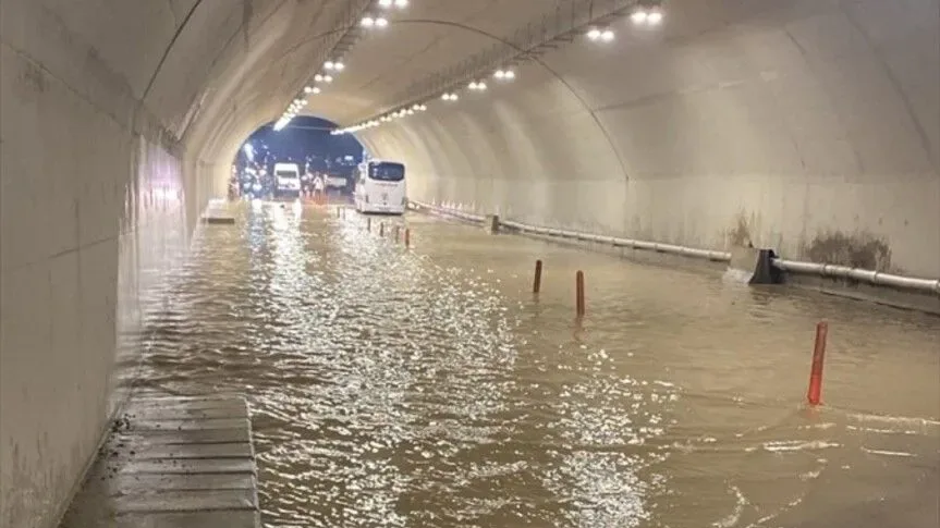 Pendik'te sağanak su baskınlarına neden oldu