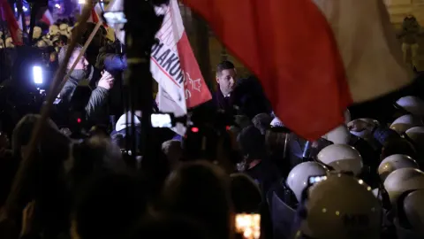 Polonya'da kriz nasıl başladı? Polis Anayasa Mahkemesi'ni bastı, Cumhurbaşkanı yoldan döndü