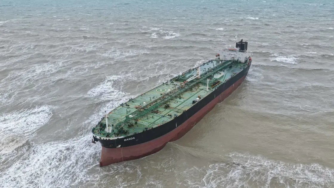 Sarıyer'de karaya oturan petrol tankeri kurtarıldı