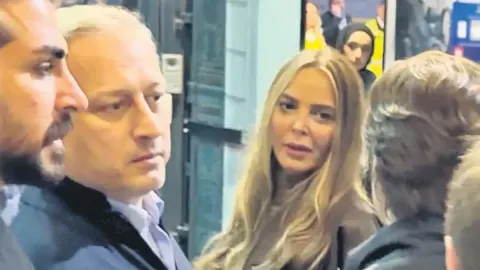 Sevgililer ilk kez el ele