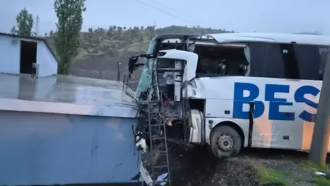 Şırnak'ta yolcu otobüsü ile tır çarpıştı: 15 yaralı