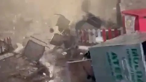 SON DAKİKA: Antalya'da hortum faciası! Saniyeler içinde yerle bir etti! 4 işçi hayatını kaybetti