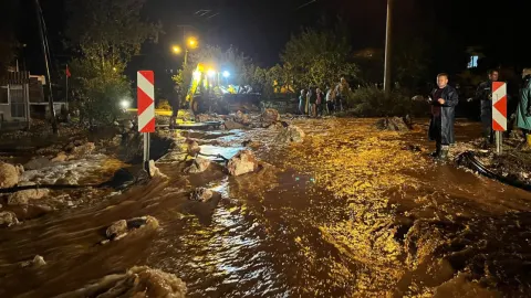 Son dakika: Antalya'da şiddetli sağanak esareti! Sel suları molozları yollara taşıdı! - Güncel Haberler