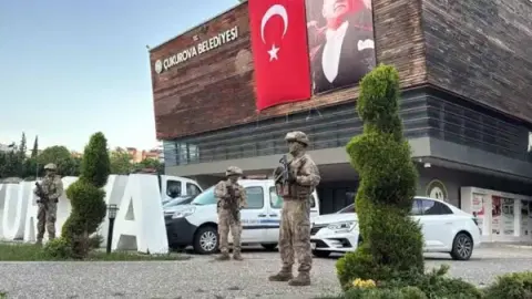 Son Dakika... Çukurova Belediyesi'ne operasyon: Belediye başkanı dahil 44 gözaltı!