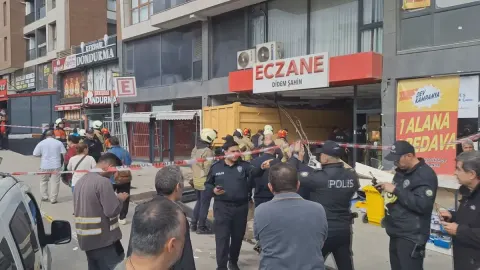 Son Dakika! Pendik'te kamyon eczaneye daldı: Yaralılar var