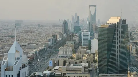 Suudi Arabistan'da alarm! 4 ayrı patlama duyuldu