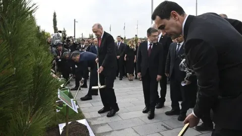 TDT Zirvesi'ne katılan liderler, Türk Devletleri Medeniyet Parkı'nda fidan dikti