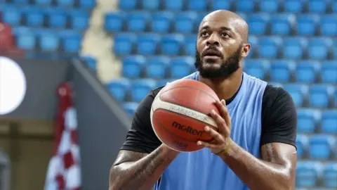 Trabzonspor Basketbol Takımı'nın yıldızı Tillman'ın hedefi çifte şampiyonluk