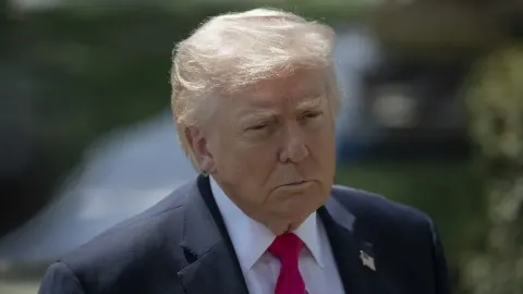 Trump, protestoların sürdüğü Fransa'nın göçmenlerce "ele geçirildiğini" savundu