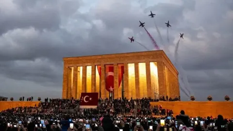 Türk Yıldızları'ndan Cumhuriyet Bayramı'nda Anıtkabir üzerinde saygı uçuşu