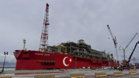 Türkiye'nin ilk yüzer üretim platformu Osman Gazi görev yerine uğurlandı