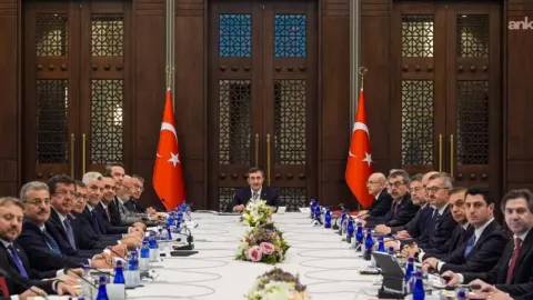 Yeni Partili Emir'den Ekonomi Koordinasyon Kurulu fotoğrafına tepki: Bu fotoğrafın faturasını ödeyen millet
